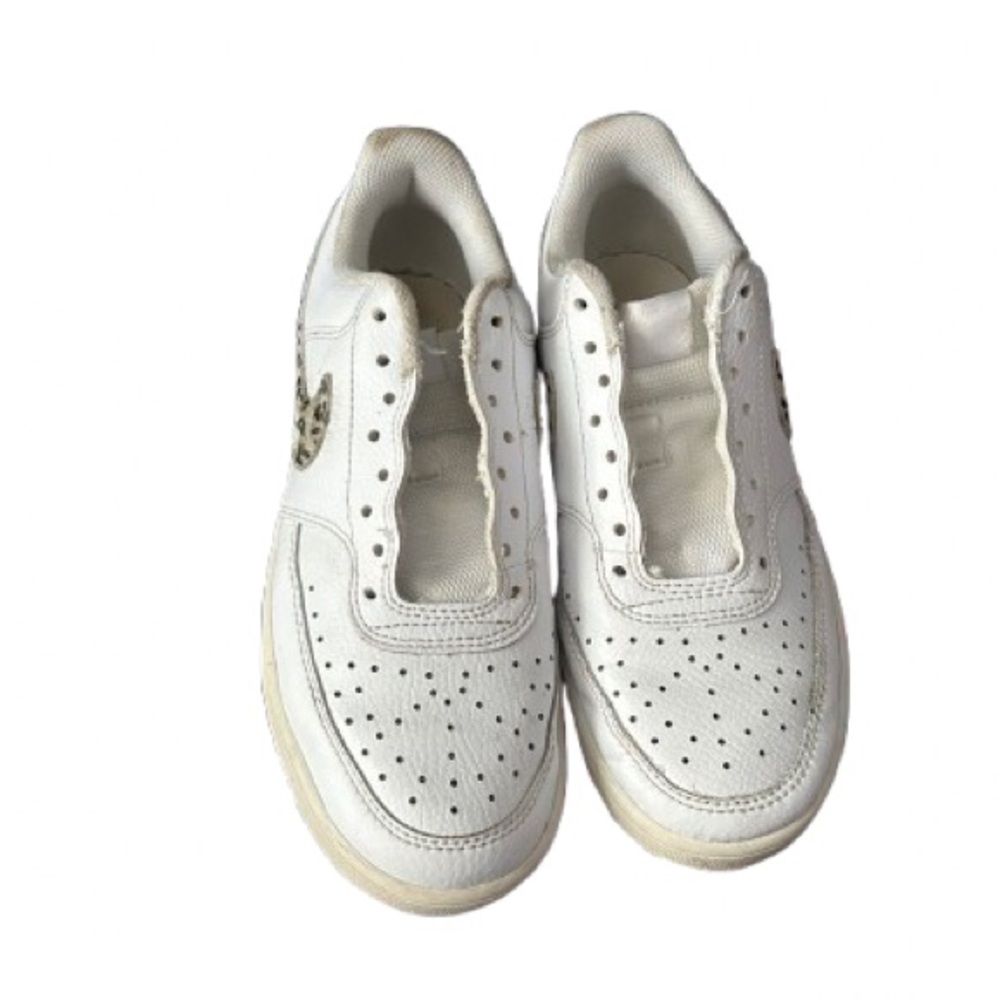 Nike sneakers with no laces